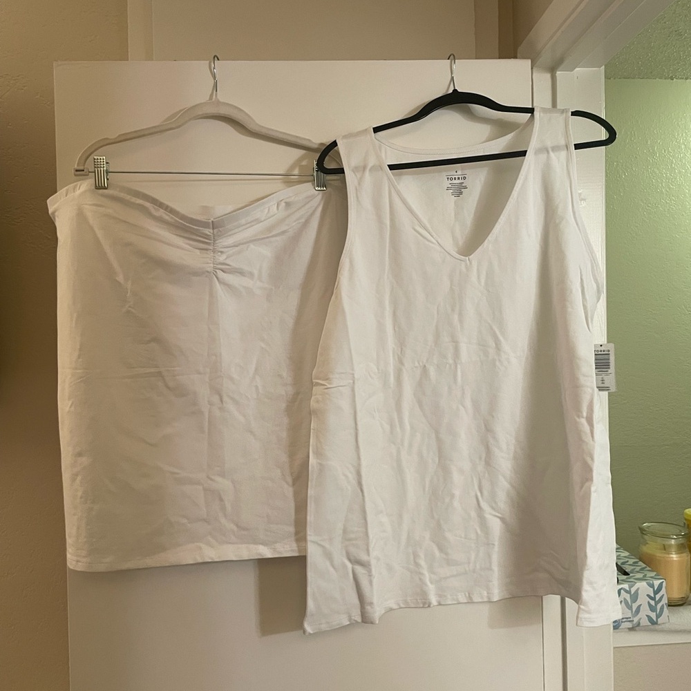 Bundle🌹 Torrid one White tank top one White tube top one black tube top.